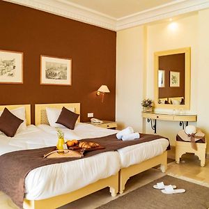 Zimmer mit Kingsize-Bett